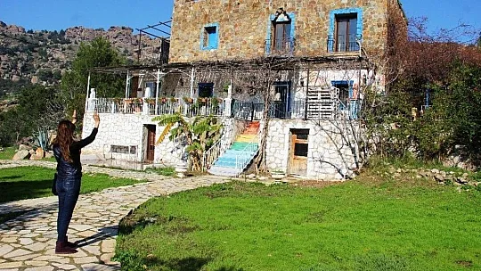 Ünlü manken tüm mal varlığını satıp köye yerleşmişti ağlaya ağlaya köy hayatını bıraktı
