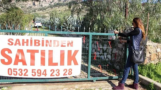 Ünlü manken tüm mal varlığını satıp köye yerleşmişti ağlaya ağlaya köy hayatını bıraktı