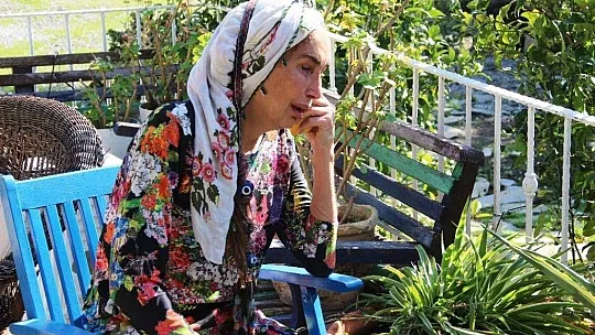 Ünlü manken tüm mal varlığını satıp köye yerleşmişti ağlaya ağlaya köy hayatını bıraktı