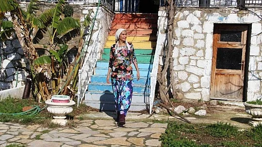 Ünlü manken tüm mal varlığını satıp köye yerleşmişti ağlaya ağlaya köy hayatını bıraktı