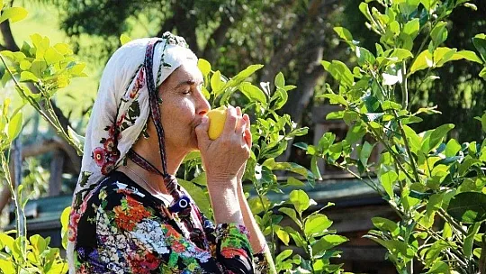 Ünlü manken tüm mal varlığını satıp köye yerleşmişti ağlaya ağlaya köy hayatını bıraktı