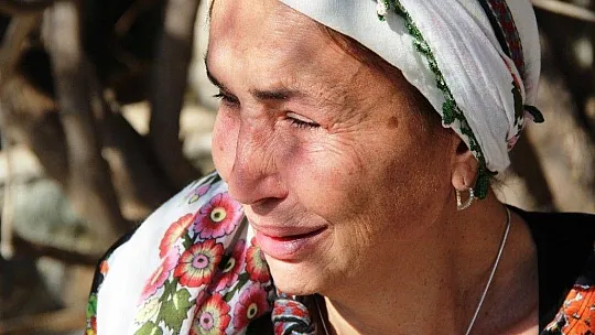 Ünlü manken tüm mal varlığını satıp köye yerleşmişti ağlaya ağlaya köy hayatını bıraktı