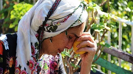 Ünlü manken tüm mal varlığını satıp köye yerleşmişti ağlaya ağlaya köy hayatını bıraktı
