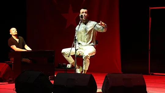 Ünlü sanatçı Marmaris'i coşturdu