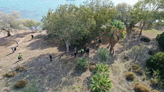 Ünlü sanatçılar Bodrum'da yerden izmarit topladı