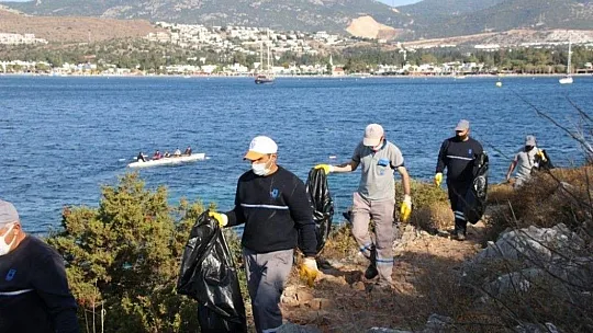 Ünlü sanatçılar Bodrum'da yerden izmarit topladı