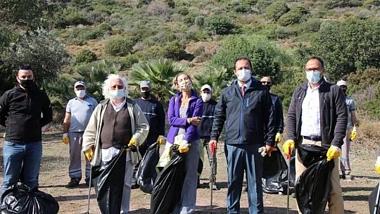 Ünlü sanatçılar Bodrum'da yerden izmarit topladı