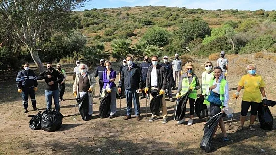 Ünlü sanatçılar Bodrum'da yerden izmarit topladı