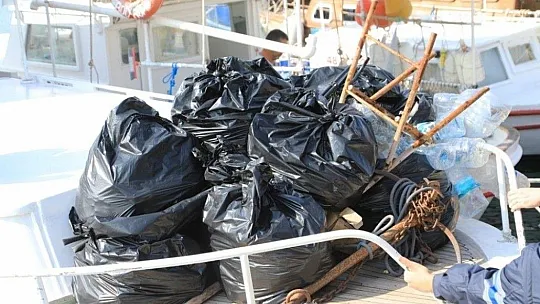 Ünlü sanatçılar Bodrum'da yerden izmarit topladı