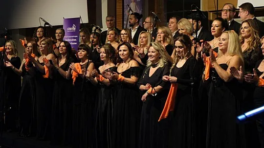 Ünlü sanatçılar ve C-Majör Korosu, Down sendromlu çocuklara destek konseri için bir arada