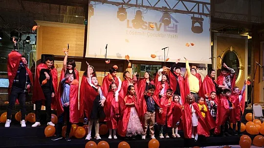 Ünlü sanatçılar ve C-Majör Korosu, Down sendromlu çocuklara destek konseri için bir arada