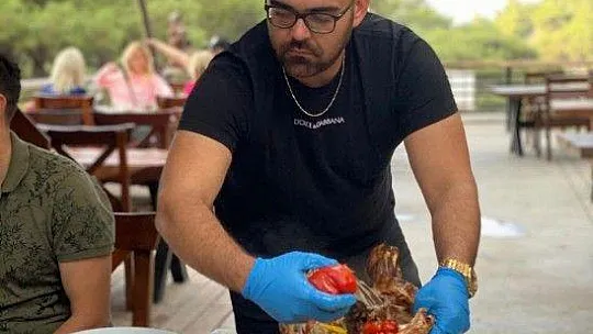 Ünlü usta et pişirerek şov yaptı
