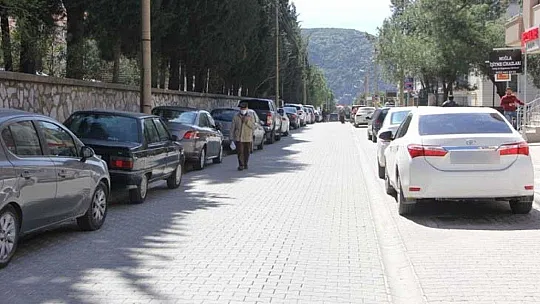 Araçlar kaldırımlarda, yayalar yollarda, denetim yok!