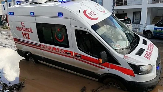 Vakaya giden ambulans çamura saplandı