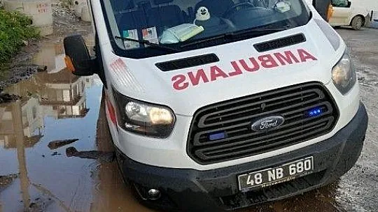 Vakaya giden ambulans çamura saplandı