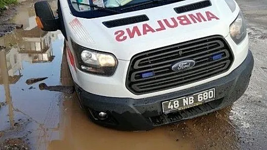 Vakaya giden ambulans çamura saplandı