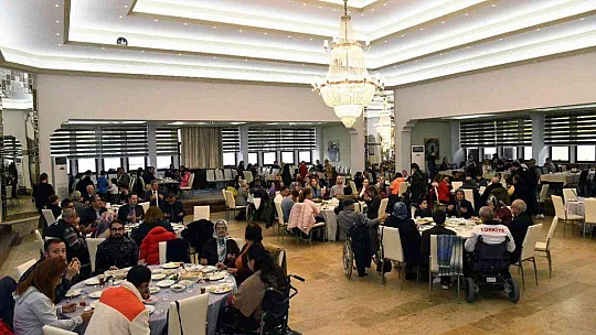 VALİ TAVLI 'ENGEL TANIMAYAN' DOSTLARIYLA BİR ARAYA GELDİ