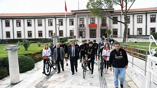 VALİ TAVLI BİSİKLETÇİLERİ AĞIRLADI