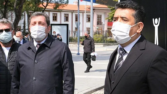 Vali Tavlı, Cumhurbaşkanlığı İletişim Başkanlığı Dijital Tırı'nda yetkililerden bilgi aldı