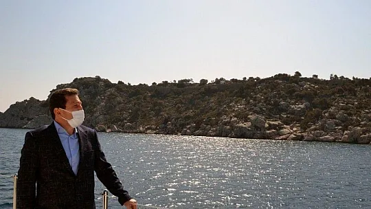 Vali Tavlı, kaçak yapıları denizden inceledi