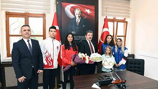 Vali Tavlı, şampiyon sporcu ve gönüllü gençlerle bir araya geldi