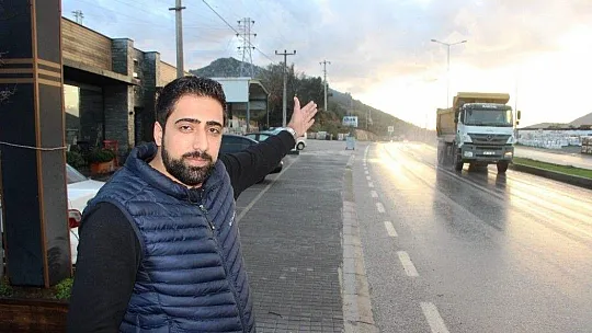 Vicdansız sürücü, köpeği ezip yoluna devam etti