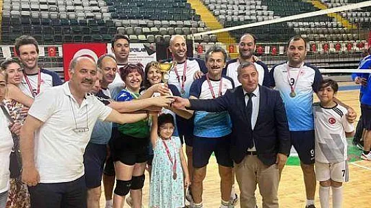 Voleybol turnuvasının şampiyonu Çevre, Şehircilik Müdürlüğü