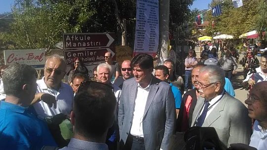 Yunan heyeti çiçeklerle karşılandı