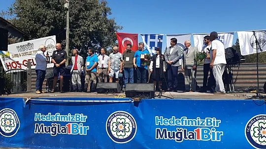 Yunan heyeti çiçeklerle karşılandı