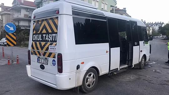 Servis minibüsü motosikletle çarpıştı, 1 yaralı