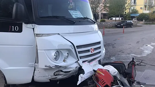 Servis minibüsü motosikletle çarpıştı, 1 yaralı