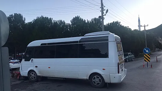 Servis minibüsü motosikletle çarpıştı, 1 yaralı