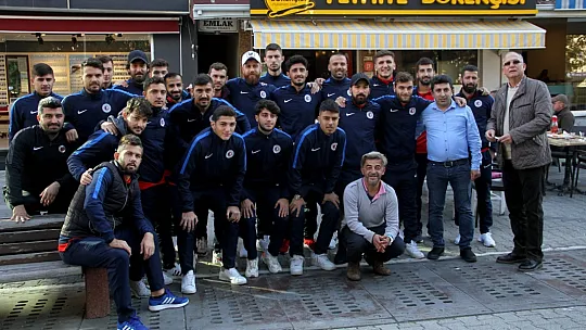 Fethiyespor'a börek ziyafeti