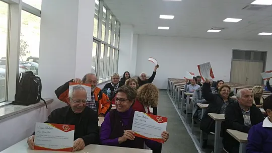 Tazelenme Üniversitesi öğrencileri başarı belgelerini aldı