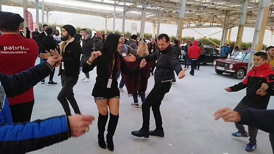 Klasik Otomobil Tutkunları Bir Araya geldi
