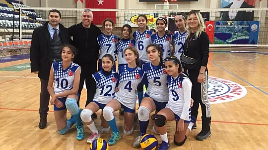 Birey voleybolda hız kesmiyor