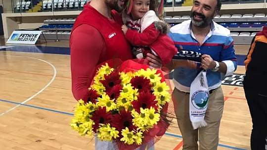 Galatasaraylılar Derneği'nden atkı kampanyasına destek