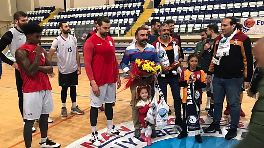Galatasaraylılar Derneği'nden atkı kampanyasına destek