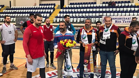 Galatasaraylılar Derneği'nden atkı kampanyasına destek