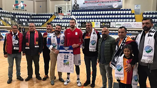 Galatasaraylılar Derneği'nden atkı kampanyasına destek
