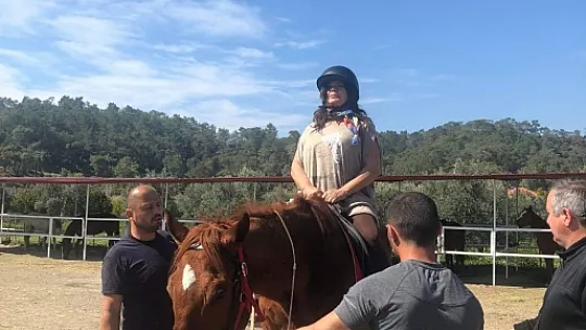 Engellilere ücretsiz at terapisi 