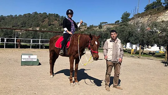 Engellilere ücretsiz at terapisi 