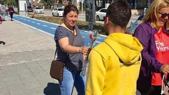 Fenerbahçeliler karanfil dağıttı