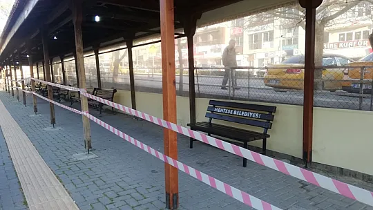 Menteşe'de Banklara Emniyet Şeridi Çekildi