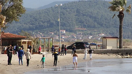Evde Kalmadılar, Denize Girdiler