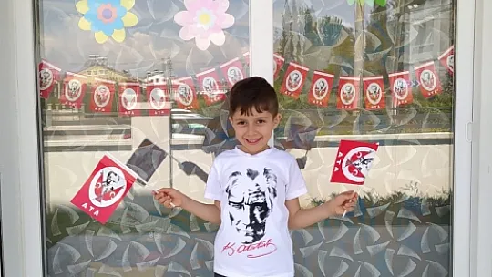 Fethiye'de 23 Nisan coşkusu balkonlara taşındı