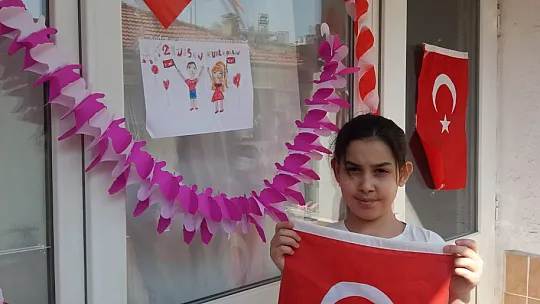 Fethiye'de 23 Nisan coşkusu balkonlara taşındı
