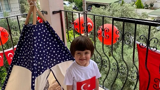 Fethiye'de 23 Nisan coşkusu balkonlara taşındı