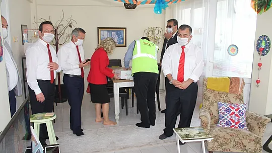 Protokolden öğrencilere kutlama ziyareti 