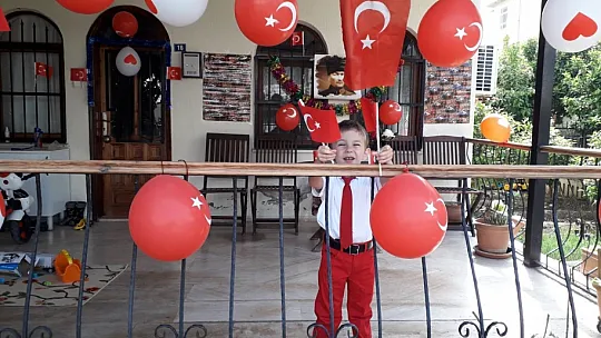 Fethiye'de 23 Nisan coşkusu balkonlara taşındı